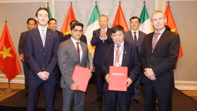 Đại diện lãnh đạo Vietjet (phải) và Castlelake (trái) trao thỏa thuận thu xếp tài chính cho 4 tàu bay Airbus trước sự chứng kiến của Tổng Bí thư, Chủ tịch nước Tô Lâm (giữa) tại Dublin, Ireland.