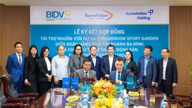 Lãnh đạo ngân hàng BIDV, chi nhánh Ba Đình và đại diện chủ đầu tư dự án Eurowindow Sport Garden ký kết hợp đồng tín dụng