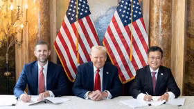 Eric Trump, Phó chủ tịch điều hành Trump Organization và ông Đặng Thành Tâm, Chủ tịch Tổng Công ty Phát triển Đô thị Kinh Bắc ký thỏa thuận