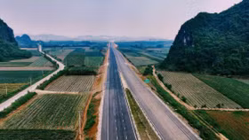 Nghiên cứu, xem xét bổ sung quy hoạch tuyến cao tốc trục Đông - Tây