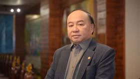 TS. Nguyễn Hồng Sơn, Nguyên Phó chủ tịch Liên đoàn Thương mại & Công nghiệp Việt Nam – VCCI, Chủ tịch Hiệp hội Phát triển Hàng tiêu dùng Việt Nam - VACOD, Chủ tịch Hiệp hội Doanh nghiệp Thành phố Hà Nội - HBA