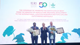 Thứ trưởng Phùng Đức Tiến thay mặt Bộ Nông nghiệp và Phát triển Nông thôn trao tặng 2 Bằng khen cho Viện nghiên cứu Chăn nuôi Quốc tế và ngài Tiến sỹ Fred Unger, Trưởng đại diện ILRI Khu vực châu Á