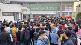 Người dân xếp hàng đông nghịt để nộp hồ sơ mua nhà ở xã hội