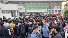 Người dân xếp hàng đông nghịt để nộp hồ sơ mua nhà ở xã hội