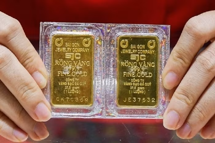 Giá vàng thế giới thủng mốc 4.000 USD/ounce, nhà đầu tư thận trọng bắt đáy