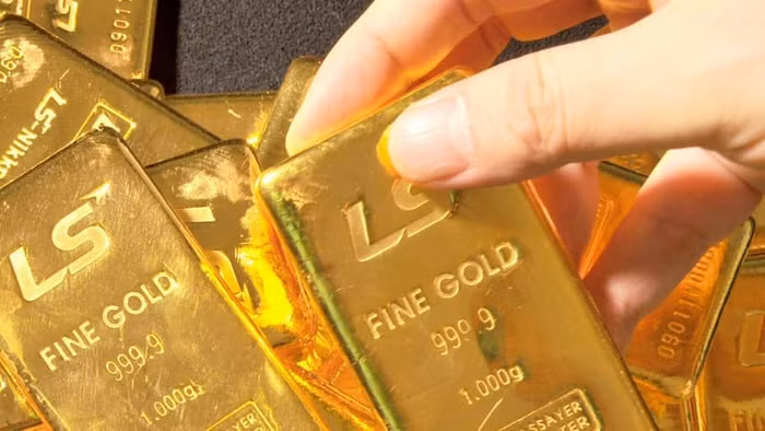 Giá vàng thế giới bất ngờ "sập mạnh", trong nước bốc hơi 1,2 triệu đồng/lượng 