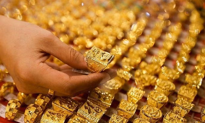 Giá vàng bật tăng 4,4 triệu đồng/lượng, vàng miếng vượt 180 triệu đồng