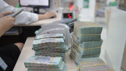 Đà tăng tín dụng làm "nóng" lãi suất, ngân hàng bước vào giai đoạn căng vốn