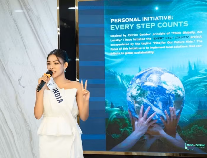 Thí sinh trình bày dự án tại phần thi “Cosmo Green Summit - Impactful Beauty”