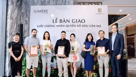 Sổ hồng được trao đến cư dân, thể hiện sự uy tín của chủ đầu tư