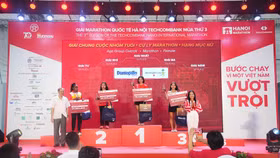 Techcombank trao giải cho các vận động viên xuất sắc nhất