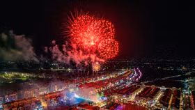 Tại Thủ đô Hà Nội, pháo hoa rực rỡ trên bầu trời đêm Grand World (Ocean City), nhuộm không gian và “biển người” trong sắc đỏ của màu cờ dân tộc vào ngày Quốc khánh 2/9 - là một trong những khoảnh khắc ấn tượng nhất đối với mỗi du khách