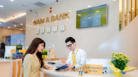 Khách hàng giao dịch tại Nam A Bank