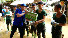 Vinamilk đem sữa, nước uống đến tận tay người dân và lực lượng đang làm nhiệm vụ khắc phục hậu quả bão lũ