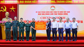 Đại tá Vũ Thị Hải Phượng, Phó Chủ tịch Hội đồng quản trị Ngân hàng TMCP Quân đội (MB) (thứ tư từ trái qua) đại diện MB cùng Bộ Quốc phòng trao số tiền ủng hộ