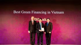 Đại diện Lãnh đạo HDBank nhận giải thưởng từ The Asian Banker