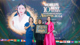 Nữ doanh nhân Lê Thúy Nga (bìa phải) nhận giải World's 10 Best Women Entrepreneurship Award 2024