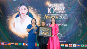 Nữ doanh nhân Lê Thúy Nga (bìa phải) nhận giải World's 10 Best Women Entrepreneurship Award 2024