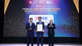 Ông Đàm Nhân Đức, Kinh tế trưởng đại diện MB nhận giải thưởng Financial Large Cap có hoạt động IR được Nhà đầu tư yêu thích nhất