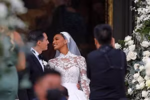 Cựu thiên thần Victoria's Secret diện váy cưới 4m