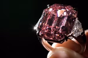 Kỷ lục đấu giá 50 triệu USD cho viên kim cương hồng quí hiếm