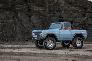 Ngắm xe cổ Ford Bronco 1973 được phục chế đẹp long lanh, giá đắt ngang siêu xe