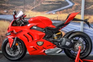 Ducati Panigale V4 trình làng tại Malaysia, giá hơn 762 triệu đồng