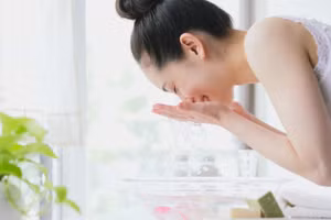 Bật mí cách sử dụng nước muối sinh lý trong chăm sóc da mặt