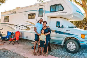 Sống trong RV, cặp vợ chồng có cuộc sống như mơ, thu nhập 1,8 tỷ/năm