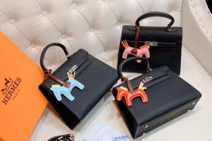 Mùa hè sành điệu cùng BST phụ kiện “chất lừ” từ nhà mốt Hermès