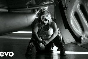 Lady Gaga xuất hiện cực ‘ngầu’ MV "Hold My Hand" - Top Gun: Maverick