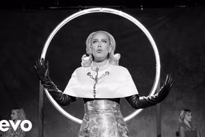 MV "Oh My God" - Adele xứng với danh hiệu "Nữ hoàng đồ Custom Couture"