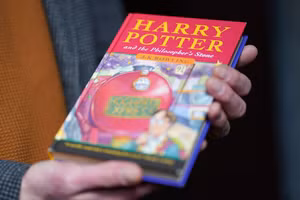 Tại sao cuốn truyện “Harry Potter và Hòn đá Phù Thuỷ” này lại có giá lên tới 5,8 tỷ đồng?