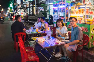 Giới trẻ và du khách trải nghiệm phố ẩm thực Nguyễn Thượng Hiền