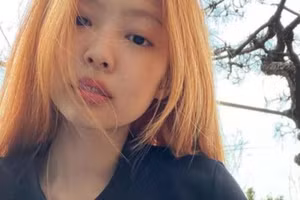 Jennie “chào hè” với mái tóc màu cam dâu rực rỡ