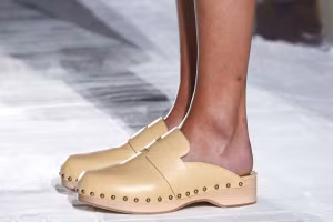 Clog - những đôi guốc gỗ lọc cọc đáng yêu cho thời trang hè