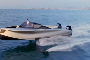 Lái thử 'du thuyền bay' trị giá 1 triệu đô.