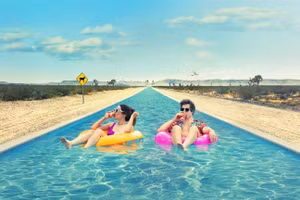 Review phim Palm Springs - Mở mắt thấy hôm qua