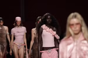 Gợi cảm và táo bạo như những năm 2000 ở Milan Fashion Week