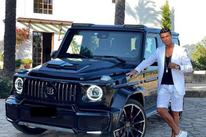 Cristiano Ronaldo khoe ảnh cùng siêu xe khiến cộng đồng mạng phát sốt