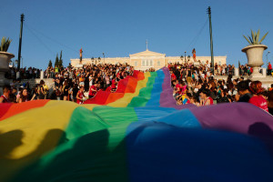 Nhiều thương hiệu lớn đồng loạt ra mắt các BST ủng hộ Pride Month - P2