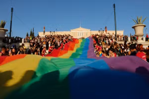 Nhiều thương hiệu lớn đồng loạt ra mắt các BST ủng hộ Pride Month - P2