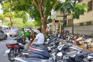 Trông giữ xe trái phép ở vỉa hè bị xử phạt bao tiền?
