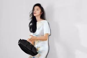 Thang Duy ở Paris Fashion Week khoe phong cách nhẹ nhàng nữ tính