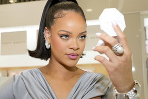 Rihanna hiện là nữ tỷ phú tự thân trẻ nhất nước Mỹ