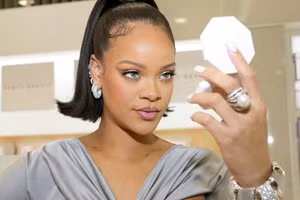 Rihanna hiện là nữ tỷ phú tự thân trẻ nhất nước Mỹ