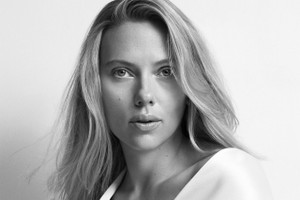 Scarlett Johansson ra mắt thương hiệu dưỡng da tối giản