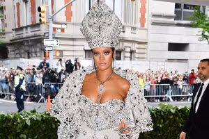 Làm đẹp kiểu Rihanna: Thuê người giống mình làm "chuột bạch"