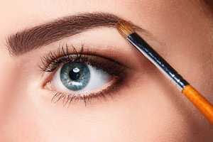 Hướng dẫn cho một đôi lông mày hoàn hảo từ 5 chuyên gia makeup hàng đầu