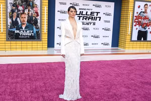 Joey King diện trang phục từ thương hiệu Công Trí tại thảm đỏ buổi công chiếu "Bullet Train"